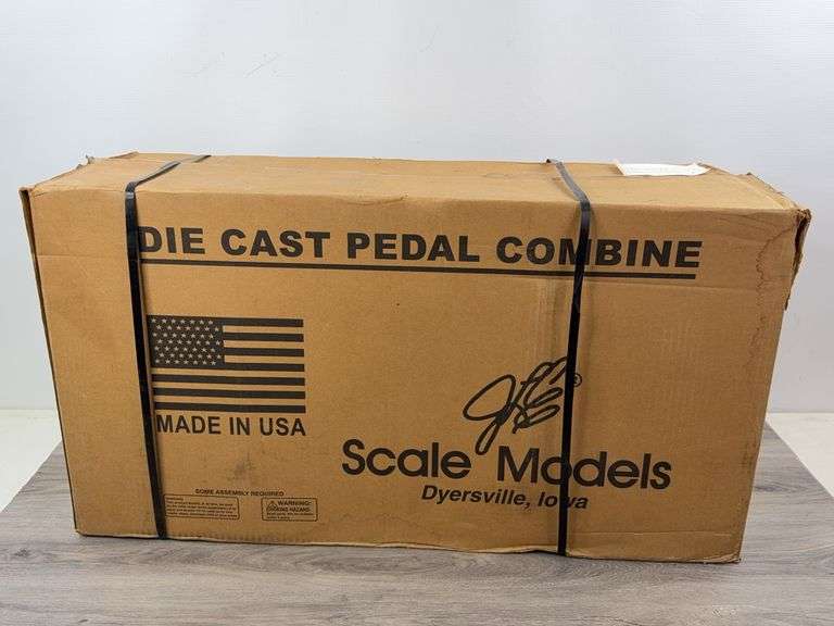 Gleaner Super 7 Black Stealth Pedal Combine, NIB, Scale Models