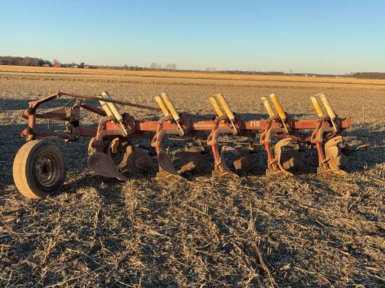 International 710, 5 Bottom Plow
