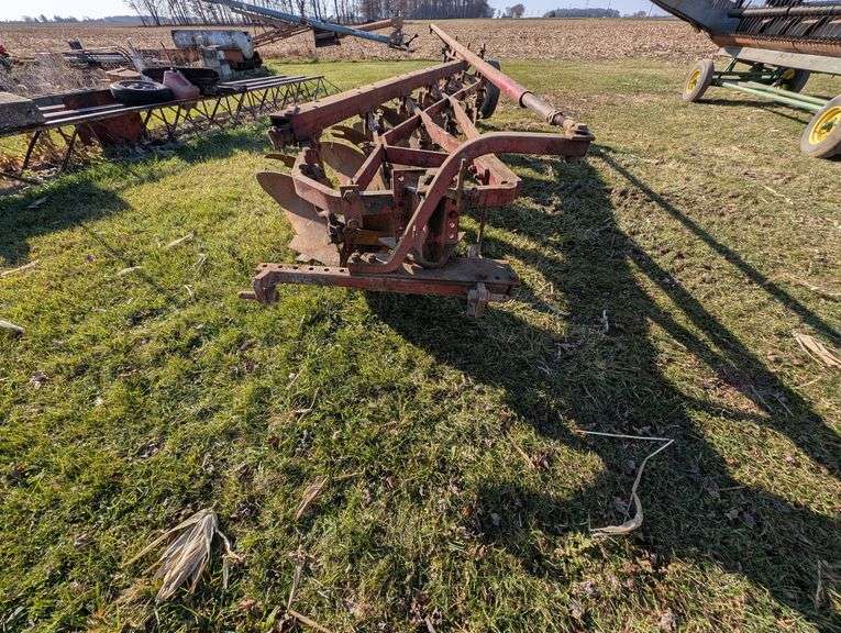 International 560 6 Bottom Plow