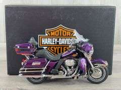 Harley Davidson Ultra Classic FLHTCU Motorcycle, 1/12