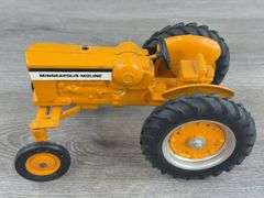 Minneapolis-Moline M670 LP WF, Fenders Not Original