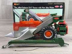 Allis-Chalmers D-17 W/New Idea Picker, 1/16, Precision Series 8