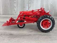 IH McCormick Farmall MD W/No. 31 Power Loader, 1/16