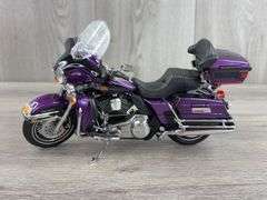 Harley Davidson Ultra Classic FLHTCU Motorcycle, 1/12