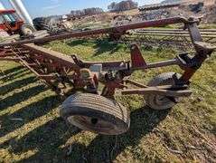 International 560 6 Bottom Plow