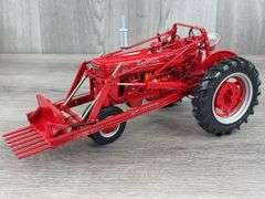 IH McCormick Farmall MD W/No. 31 Power Loader, 1/16