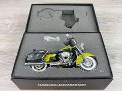 Harley Davidson Road King  FLHRC Motorcycle, 1/12