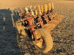 International 710, 5 Bottom Plow