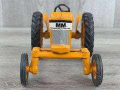 Minneapolis-Moline M670 LP WF, Fenders Not Original