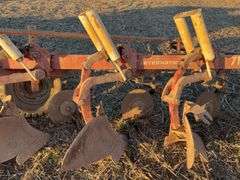 International 710, 5 Bottom Plow