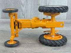 Minneapolis-Moline M670 LP WF, Fenders Not Original