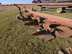 International 560 6 Bottom Plow