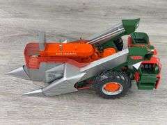 Allis-Chalmers D-17 W/New Idea Picker, 1/16, Precision Series 8