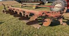 International 560 6 Bottom Plow