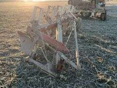 International 710, 5 Bottom Plow
