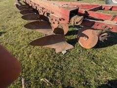International 560 6 Bottom Plow