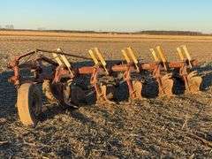 International 710, 5 Bottom Plow