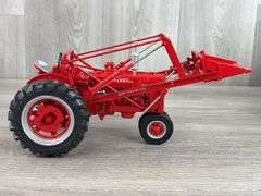 IH McCormick Farmall MD W/No. 31 Power Loader, 1/16