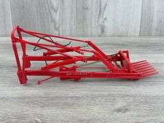 IH McCormick Farmall MD W/Loader Attachment, 1/16
