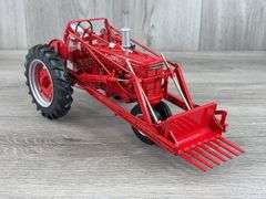 IH McCormick Farmall MD W/No. 31 Power Loader, 1/16