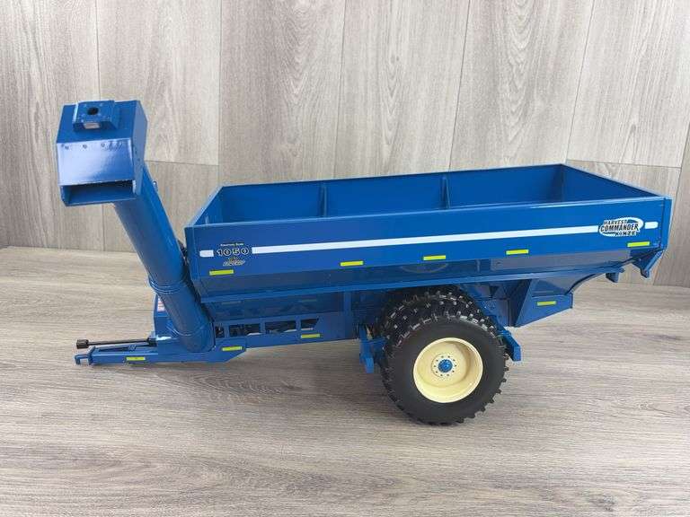 Kinze 1050 Row Crop Harvest Commander Grain Auger Wagon, 1/16