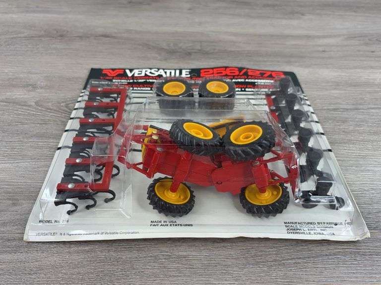 Versatile 256/276 4WD W/Accessories, 1/32, Scale Models