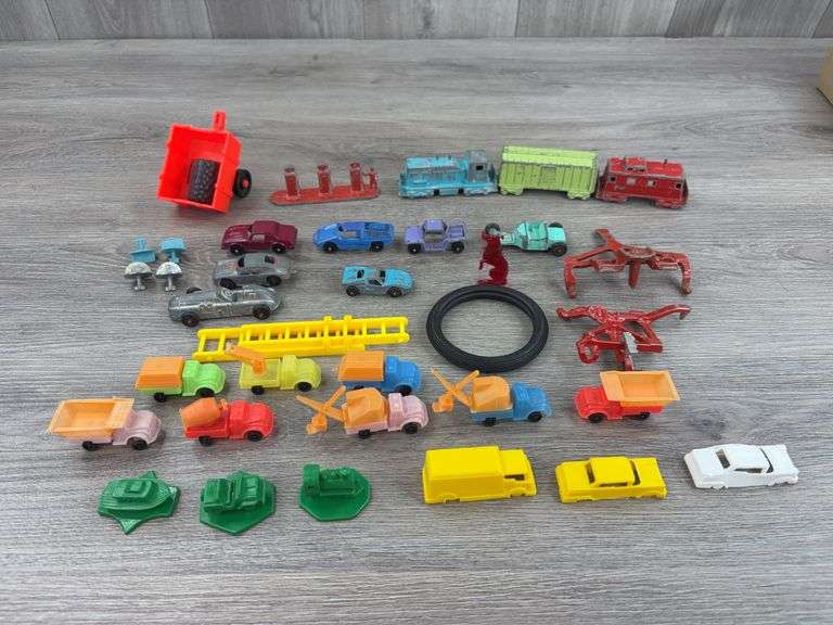 Midge & Tootsie Toy Cars, Plastic Toys, Small Scale