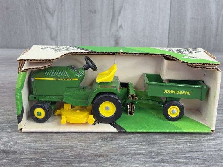 John Deere Lawn & Garden Tractor W/Dump Cart, 1/16