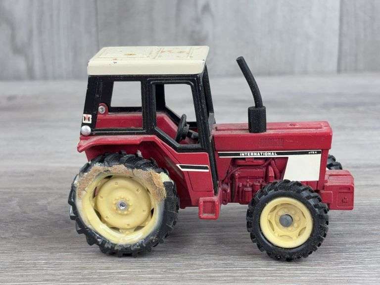 2 International Tractors, 1/32, Ertl, Missing & Damaged Parts