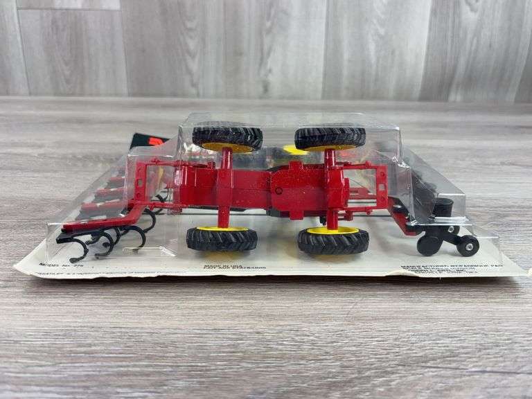 Versatile 256/276 4WD Tractor & Accessories, 1/32