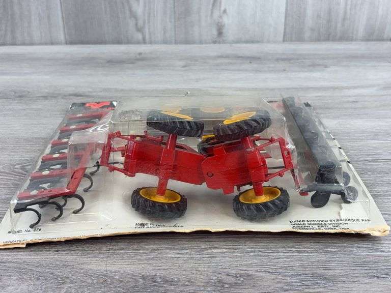 Versatile 256/276 4WD W/Accessories, 1/32, Scale Models