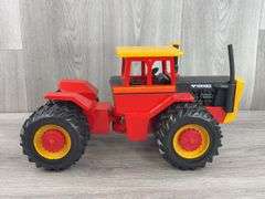 Versatile 4WD Duals W/Decals, 1/16, Scale Models