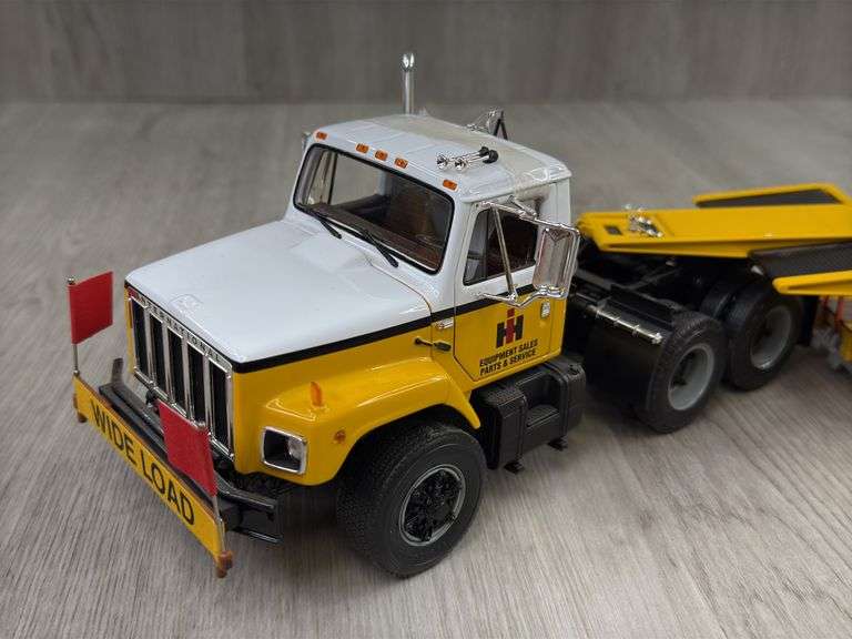 International S-Series W/Tri-Axle Folding Gooseneck Trailer, 1/25