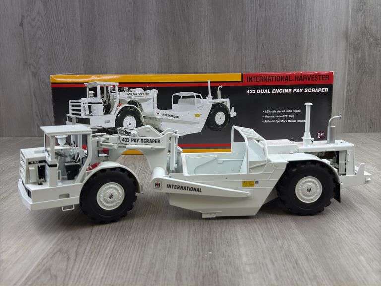 International Dual Engine Pay Scraper, 1/25, First Gear