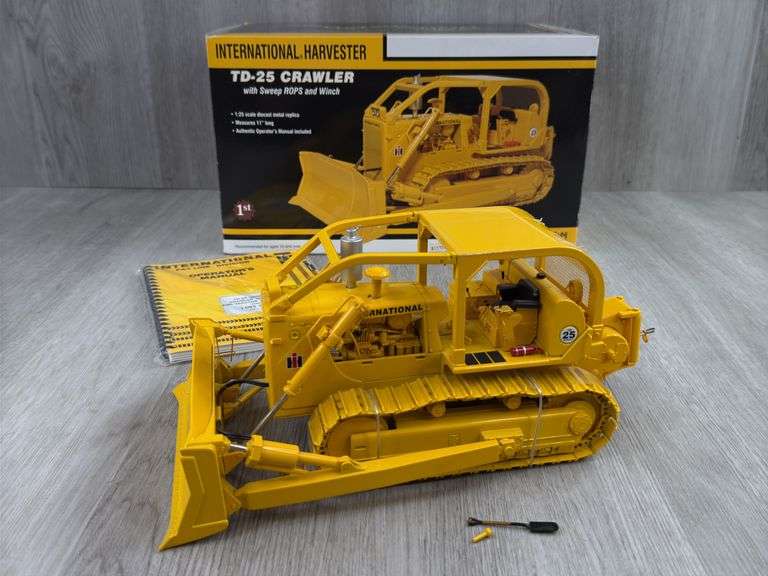 International TD-25 Crawler W/Sweep ROPS & Winch, 1/25