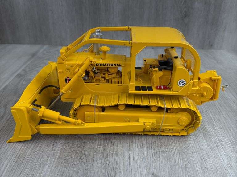 International TD-25 Crawler W/Sweep ROPS & Winch, 1/25