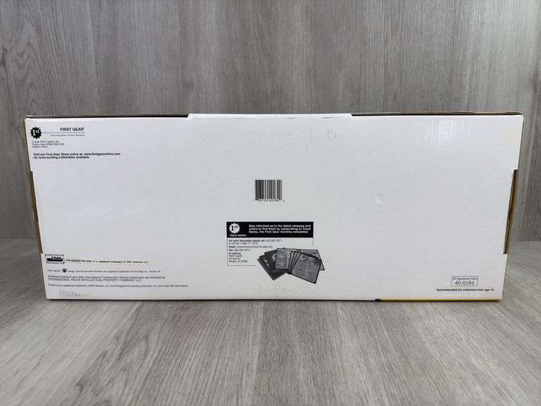 International S-Series W/Tri-Axle Folding Gooseneck Trailer, 1/25