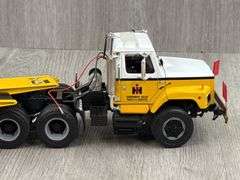 International S-Series W/Tri-Axle Folding Gooseneck Trailer, 1/25