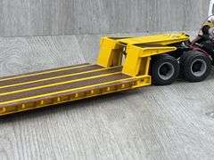International S-Series W/Tri-Axle Folding Gooseneck Trailer, 1/25