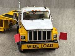 International S-Series W/Tri-Axle Folding Gooseneck Trailer, 1/25