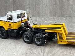 International S-Series W/Tri-Axle Folding Gooseneck Trailer, 1/25