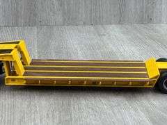 International S-Series W/Tri-Axle Folding Gooseneck Trailer, 1/25
