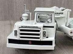 International Dual Engine Pay Scraper, 1/25, First Gear