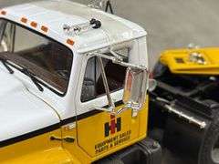 International S-Series W/Tri-Axle Folding Gooseneck Trailer, 1/25