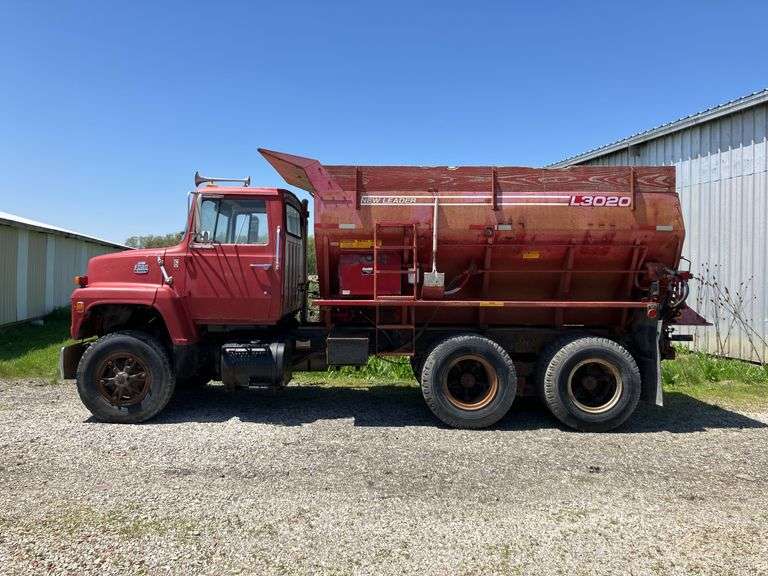 Ford 8000 w/ L3020 New Leader Spreader