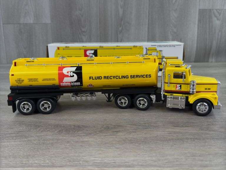 Safety-Kleen Fluid Recycling Services Tanker Truck, 1/32