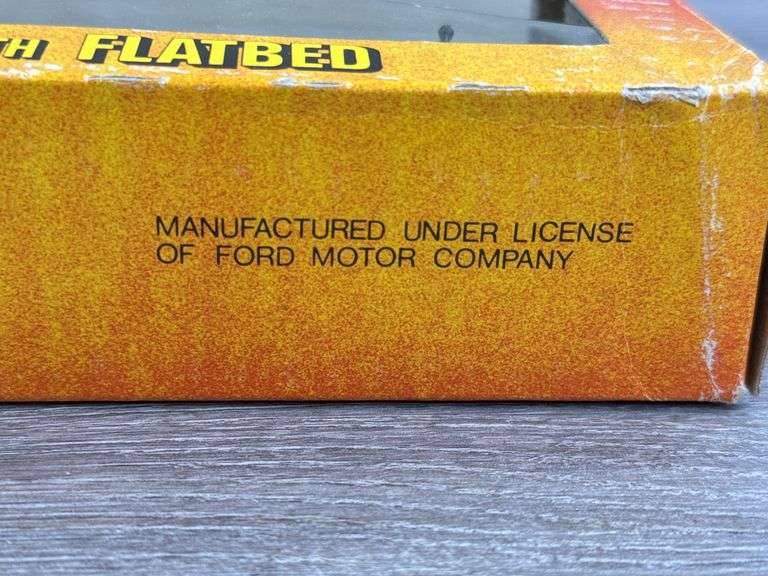 Ford CL-9000 W/Flatbed, 1/64, Ertl, Trucks & Miniatures Of The World