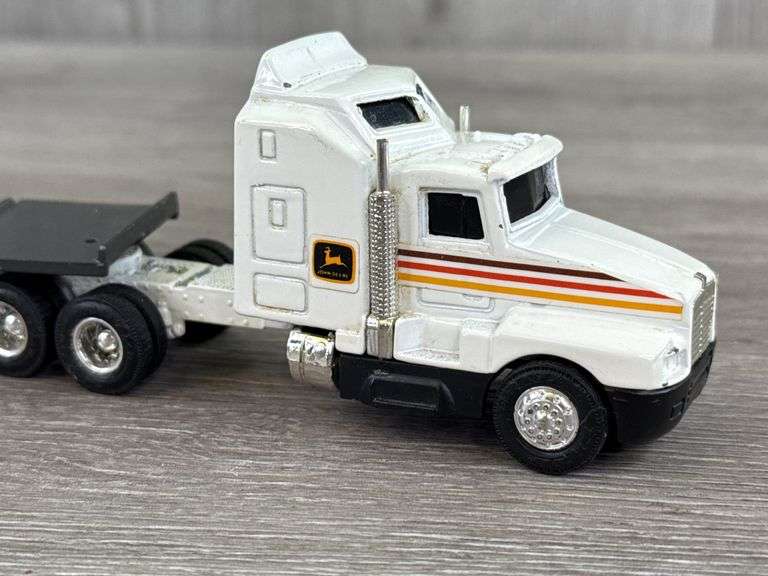 John Deere Tractor Trailer W/Cat Challenger 85C, 1/64, Ertl