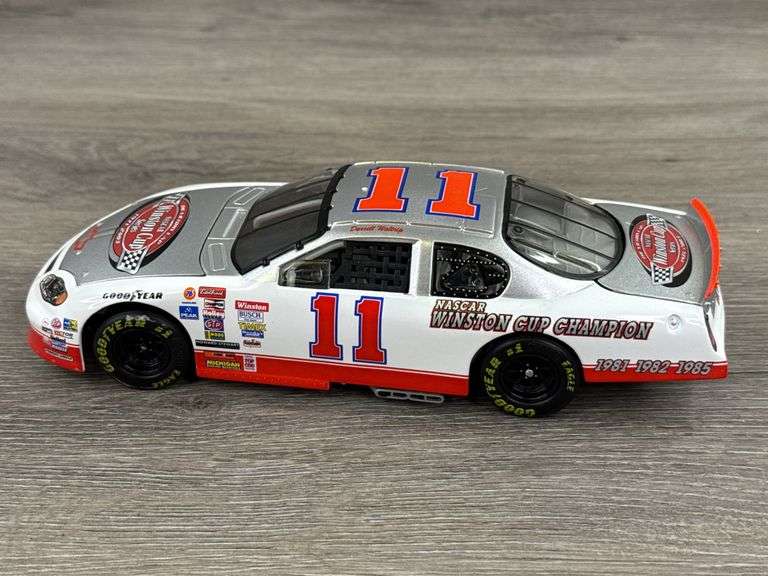 Darrell Waltrip #11 The Victory Lap/3X Champion 2003 Monte Carlo Stock Car, 1/24, Limited Edition, 1 Of 6,360, Action