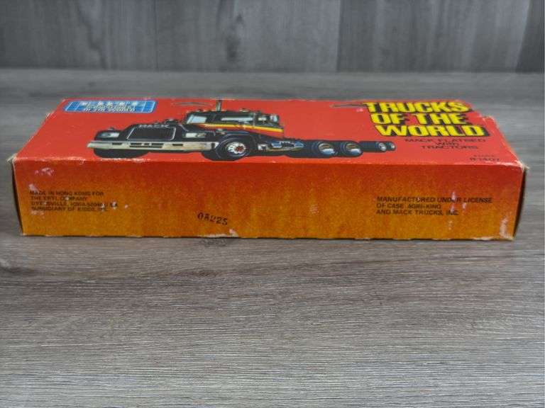 Mack Case Flatbed W/Tractors, 1/64, Ertl, Trucks & Miniatures Of The World